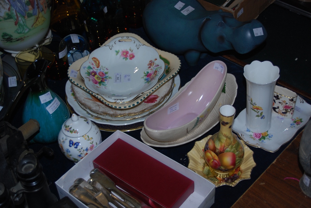 ASSORTED CERAMICS INCLUDING AYNSLEY BUD VASE AND MATCHING SWEET MEAT DISH, AYNSLEY COTTAGE GARDEN