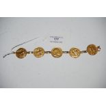 VICTORIAN AND LATER 9CT GOLD BRACELET FORMED FROM FIVE SOVEREIGNS INCLUDING A QUEEN VICTORIA JUBILEE