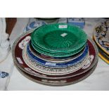 ASSORTED CERAMIC PLATES INCLUDING PAIR OF AUSTRIAN PORCELAIN CHARGERS WITH CRIMSON BORDERS AND