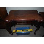 A 19TH CENTURY MAHOGANY TURNOVER CARD TABLE WITH SINGLE FRIEZE DRAWER, SUPPORTED ON CABRIOLE LEGS