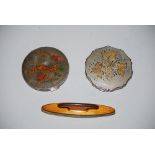 YELLOW METAL AND ORANGE ENAMELLED NAIL BUFF, TOGETHER WITH TWO VINTAGE POWDER COMPACTS - ONE