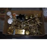 BOX - ASSORTED BRASS WARE INCLUDING EASELS, MANTEL CLOCK, CANDLESTICKS, TOGETHER WITH A POTTERY