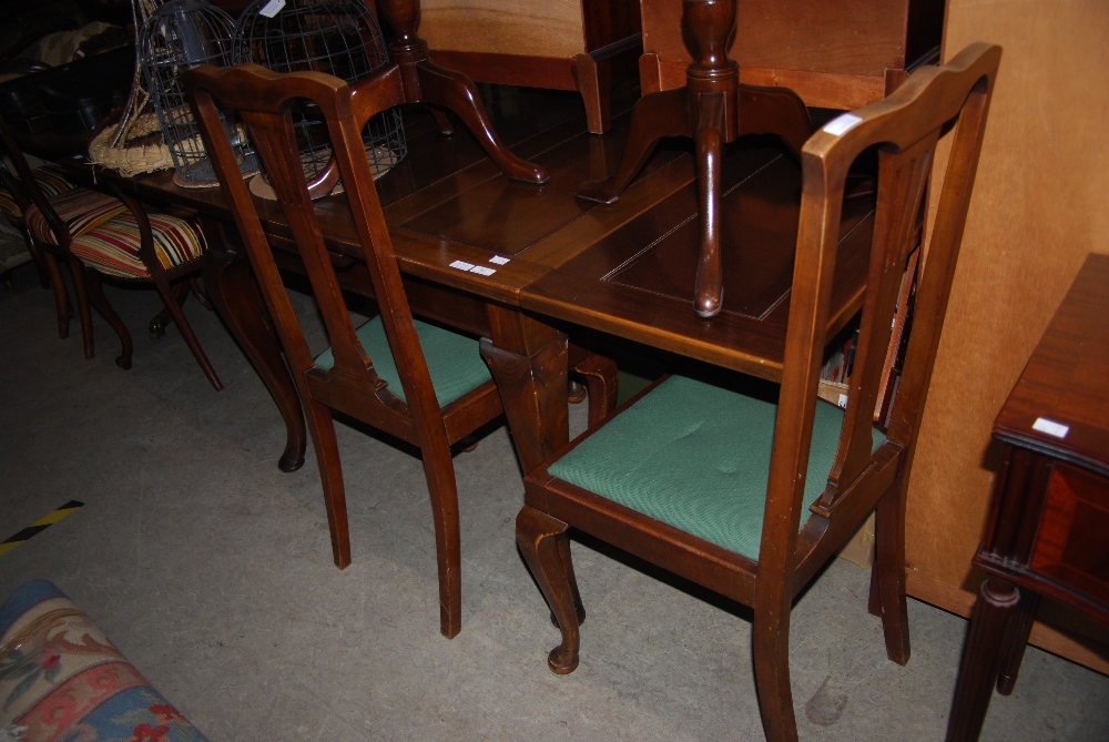 EARLY 20TH CENTURY MAHOGANY EXTENDING DINING TABLE, FOUR DINING CHAIRS AND A SIDEBOARD