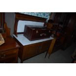 EDWARDIAN MAHOGANY AND CHEQUER BANDED THREE PIECE BEDROOM SUITE COMPRISING: WARDROBE, MIRROR BACK