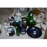 ASSORTED ART GLASSWARE INCLUDING STRATHEARN BLUE GROUND BOWL, MDINA BLUE GROUND BUD VASE, MURANO