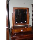 A 19TH CENTURY MAHOGANY DRESSING TABLE MIRROR WITH SINGLE DRAWER IN THE BASE