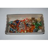 COLLECTION OF ASSORTED COSTUME JEWELLERY INCLUDING NECKLACES, BROOCHES, DRESS RINGS, ETC.