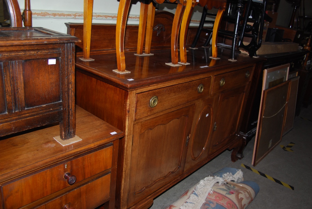 EARLY 20TH CENTURY MAHOGANY EXTENDING DINING TABLE, FOUR DINING CHAIRS AND A SIDEBOARD - Image 2 of 2