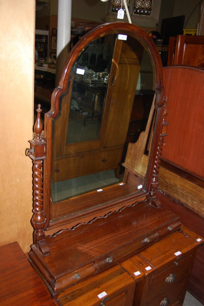 EARLY 20TH CENTURY MAHOGANY DRESSING TABLE WITH ARCHED BEVELLED MIRROR PLATE, SPIRAL TURNED UPRIGHTS