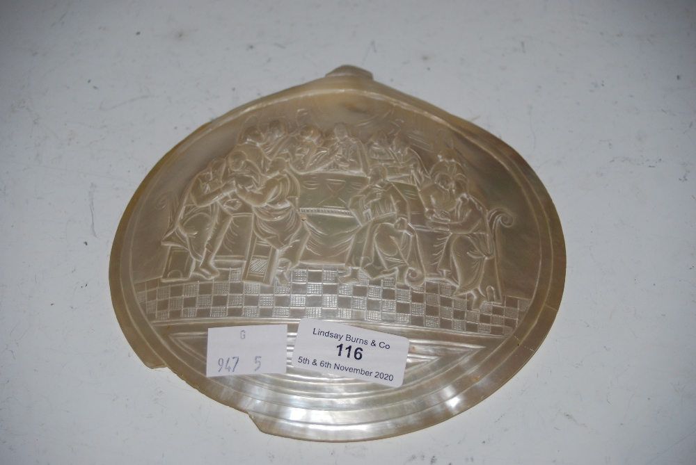 CARVED MOTHER OF PEARL SHELL DECORATED WITH SCENE OF THE LAST SUPPER