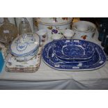 BLUE PRINTED WILLOW PATTERN ASHET, TOGETHER WITH A PAIR OF WEDGWOOD LANDSCAPE PATTERN BLUE PRINTED