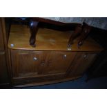 VINTAGE ERCOL SIDEBOARD FITTED WITH PAIR OF CUPBOARD DOORS OVER SINGLE DRAWER FLANKED BY A LARGER