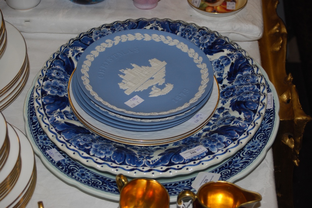 ASSORTED CERAMICS INCLUDING WEDGWOOD JASPER WARE CHRISTMAS PLATES, WORCESTER CHRISTMAS, TWO DELFT