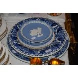 ASSORTED CERAMICS INCLUDING WEDGWOOD JASPER WARE CHRISTMAS PLATES, WORCESTER CHRISTMAS, TWO DELFT