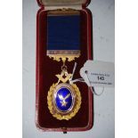 A 15CT GOLD AND ENAMEL MASONIC MEDAL - ST PAULS LODGE NO.7, INSCRIBED AND DATED 1910-13 VERSO
