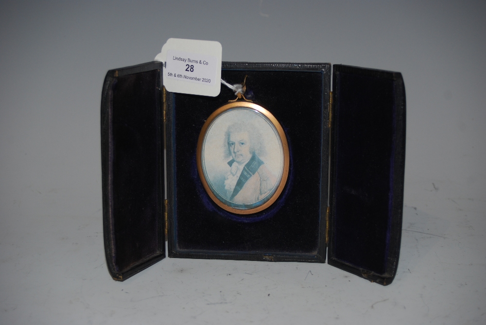 YELLOW METAL MOUNTED PORTRAIT MINIATURE PRINT OF AN 18TH CENTURY GENTLEMAN, IN FITTED CASE