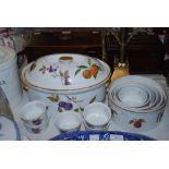 COLLECTION OF ASSORTED ROYAL WORCESTER EVESHAM PATTERN TABLE WARE