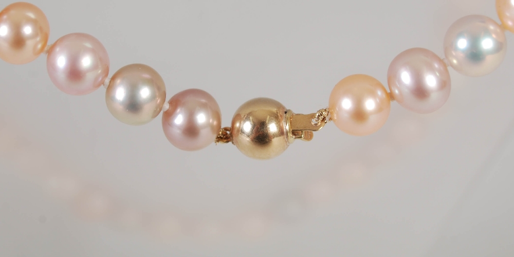 A cultured pearl necklace, with fifty three slightly off round high lustre pearls in various - Image 3 of 3