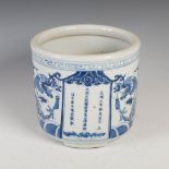 A Chinese porcelain blue and white jardiniere, late 19th/early 20th century, decorated with