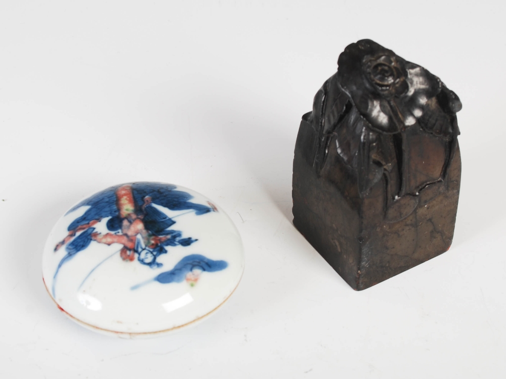 A Chinese porcelain blue, white and copper red circular ink box and cover, Qing Dynasty, bearing - Image 2 of 11