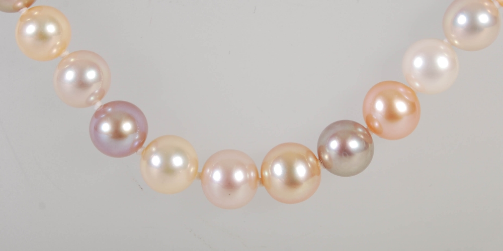 A cultured pearl necklace, with fifty three slightly off round high lustre pearls in various - Image 2 of 3