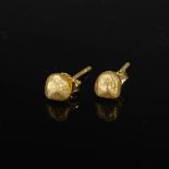 TEZER, A pair of 14 carat yellow gold nugget earrings, Stamped: TD, 585, Weight: 1.2 g.