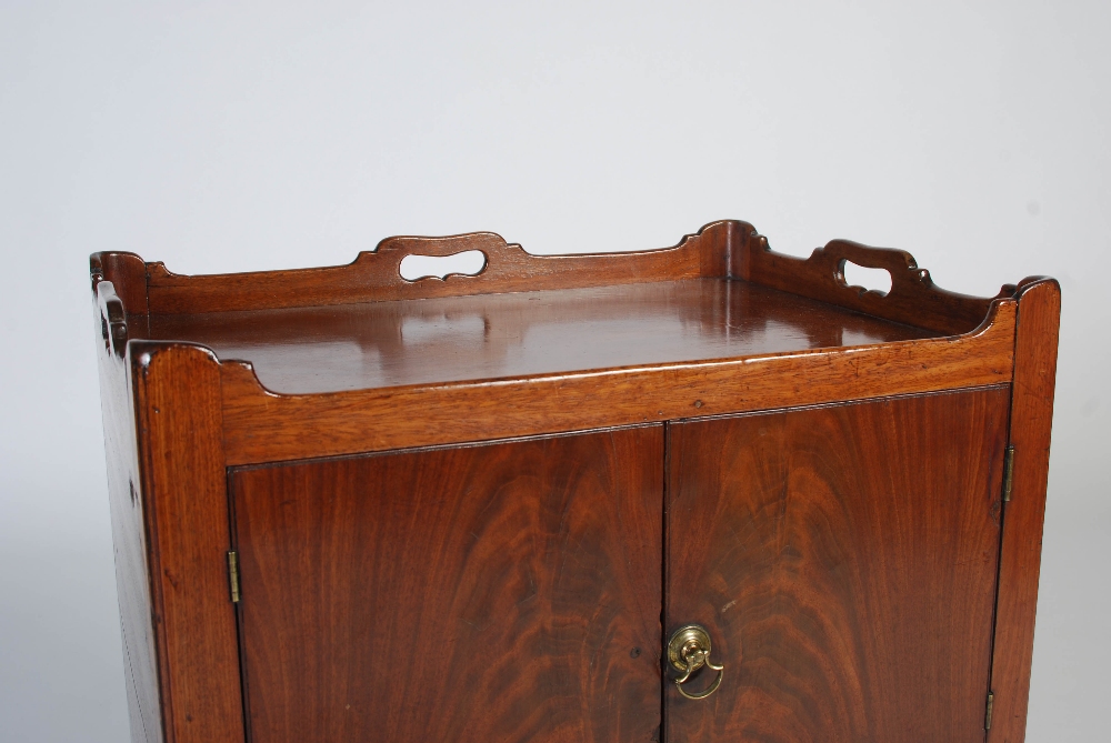 A George III mahogany tray top commode, the rectangular top with three quarter gallery and pierced - Image 6 of 10