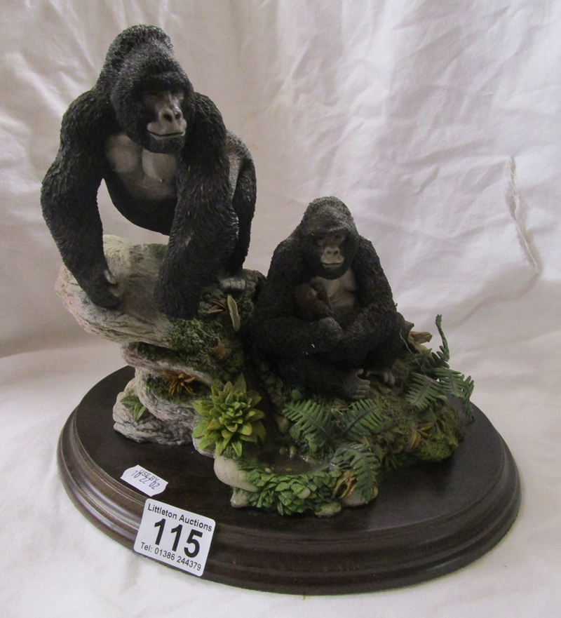 Country Artist figurine - Silverback gorillas