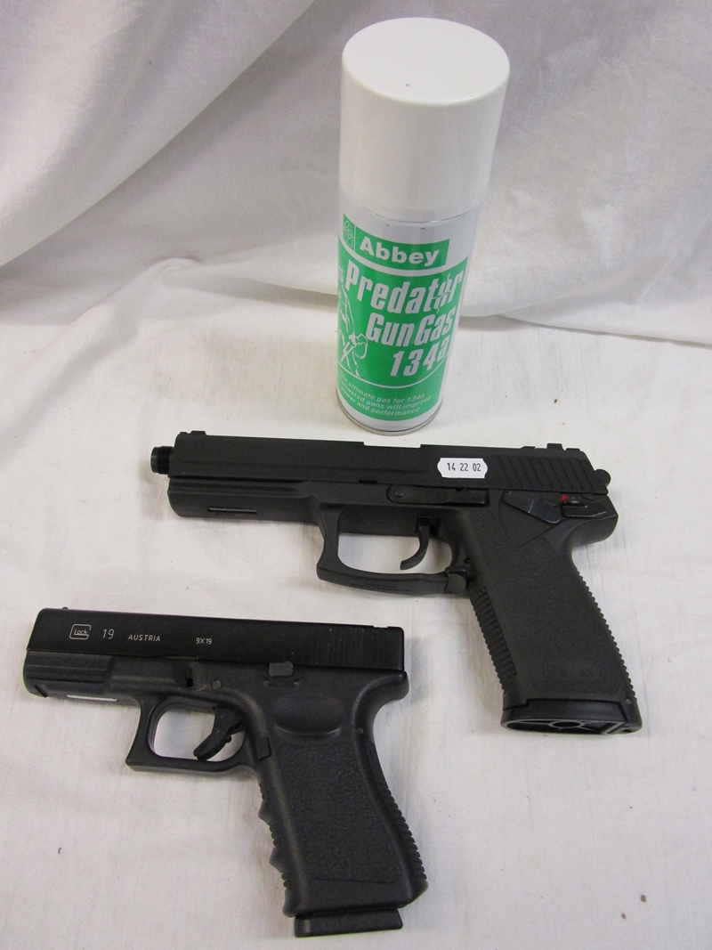 2 CO2 pistols with can of gas