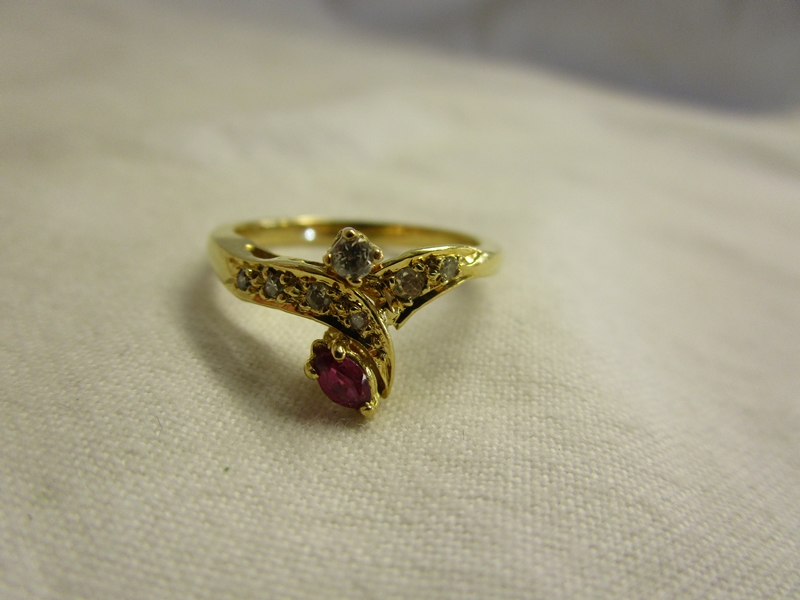 Pretty 18ct gold ruby & diamond ring