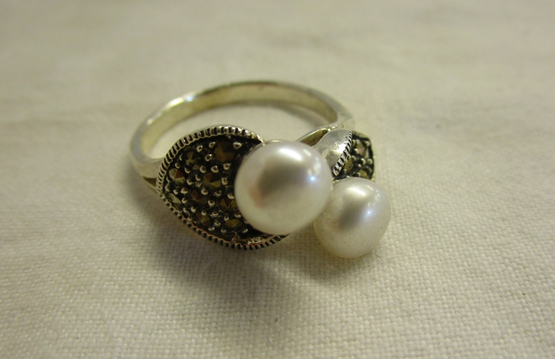 Silver marcasite & pearl set ring