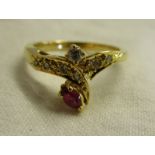 Pretty 18ct gold ruby & diamond ring