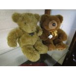 2 teddy bears