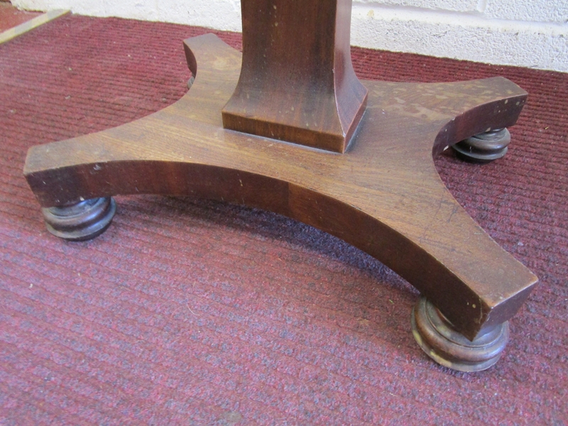 Mahogany pedestal table with 3 drawers - W: 75cm D: 47cm H: 84cm - Image 9 of 12