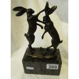 Bronze figure on marble base - Boxing hares (H: 25cm)