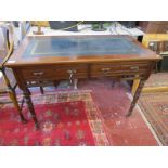 Edwardian leather top writing table on casters - H: 72cm W: 102cm D: 55cm