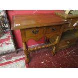 Good quality oak 2 drawer side table - H: 72cm W: 69cm D: 45cm