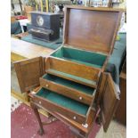 Lidded oak box with interior drawers - H: 39cm W: 50cm D: 36cm