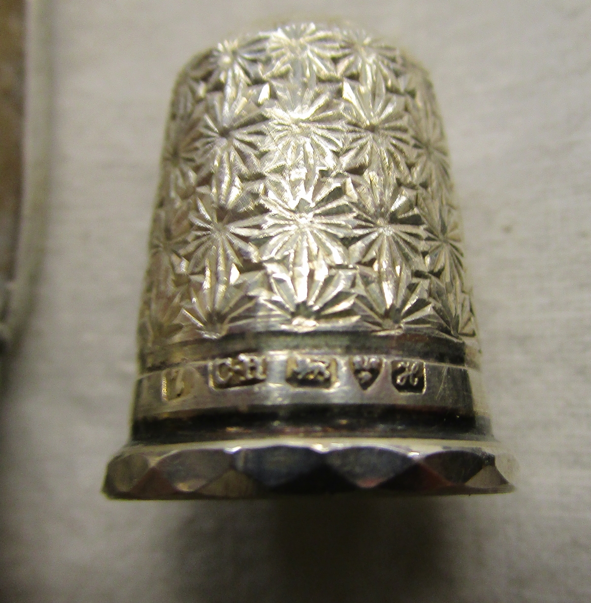 Cased silver thimble, silver pill box & fob watch - Image 3 of 3
