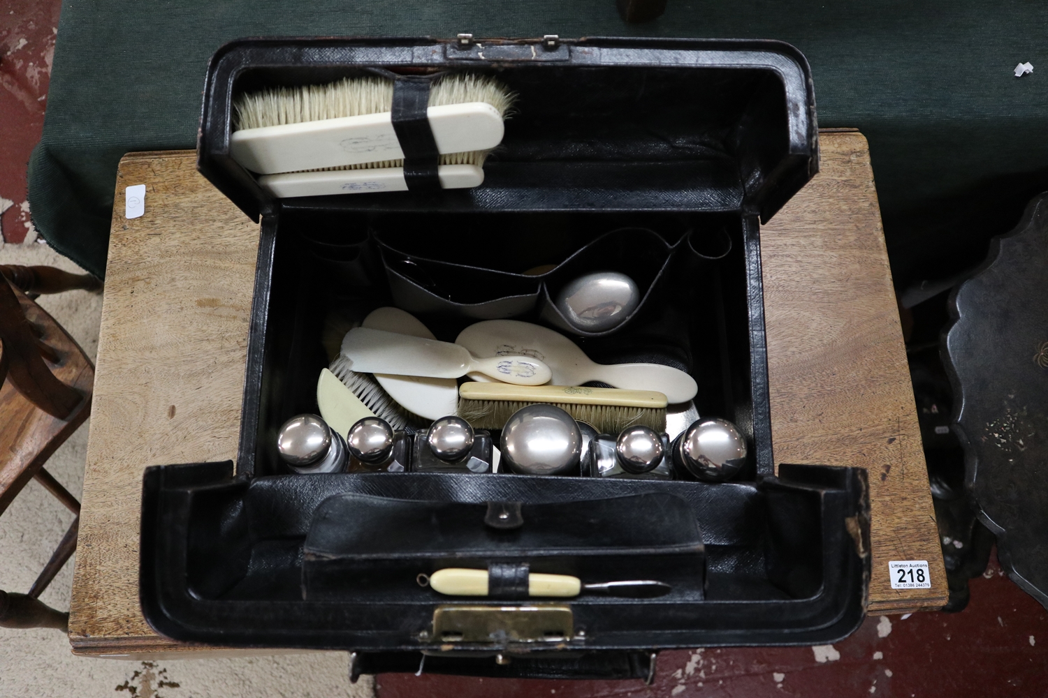 Leather cased silver plated travel set - Image 2 of 3