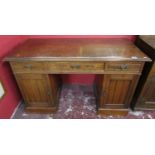 Edwardian oak pedestal desk - W: 127cm D: 60cm H: 77cm