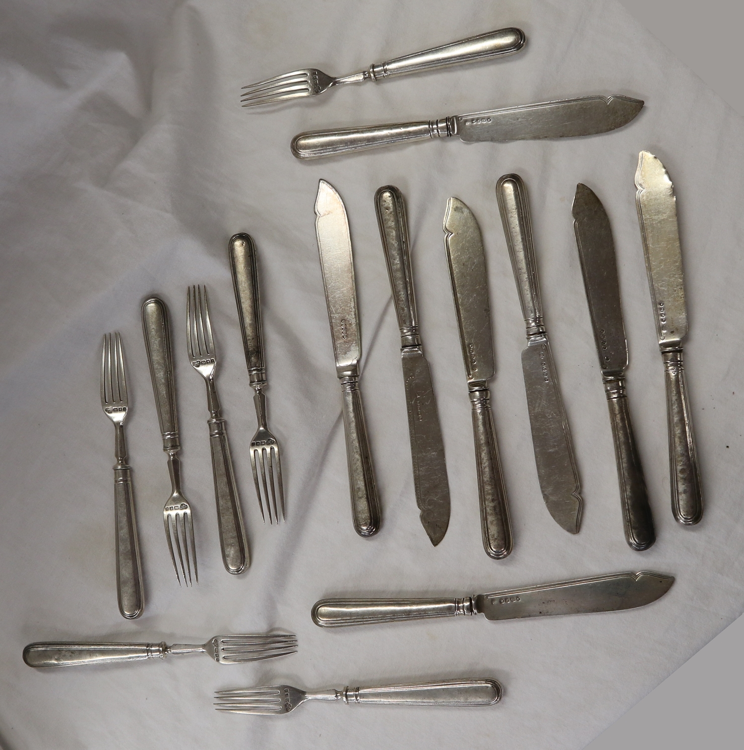 8 hallmarked silver forks, 7 hallmarked silver knives and 1 white metal knife in a similar style