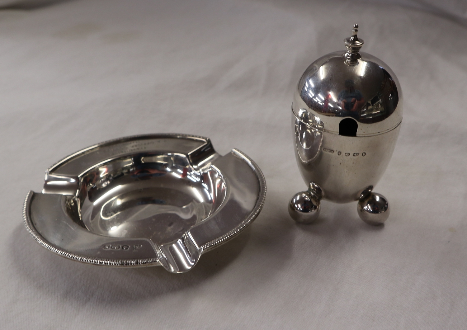 Silver ashtray & silver condiment pot - Approx 135g