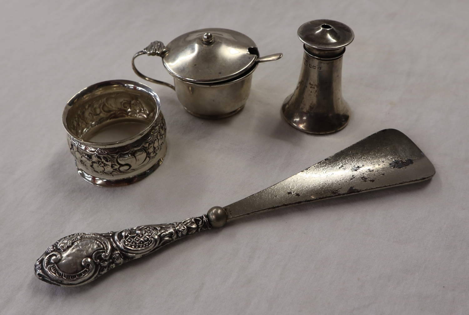 Collection of silver to include silver handled shoe horn - Approx 65g (Not including shoe horn)