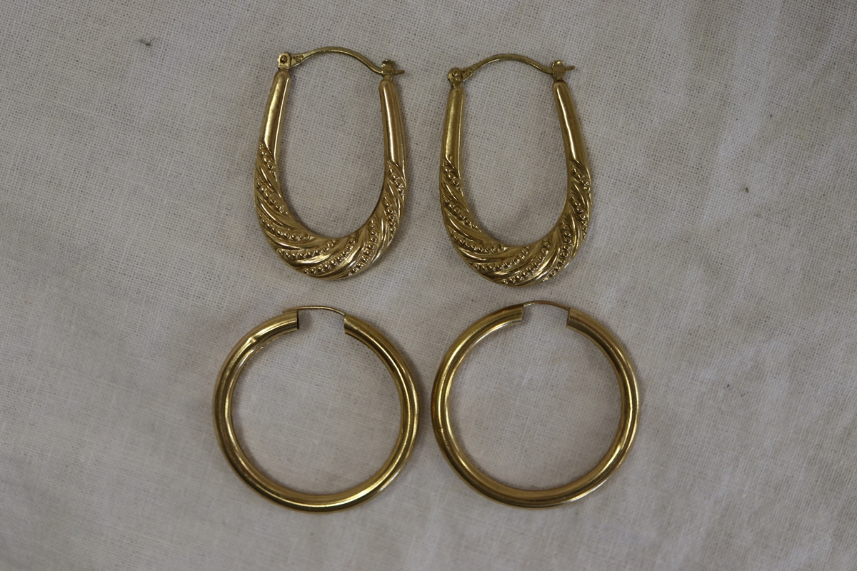 2 pairs of gold hooped earrings - Weight approx: 3.8g
