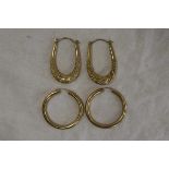 2 pairs of gold hooped earrings - Weight approx: 3.8g