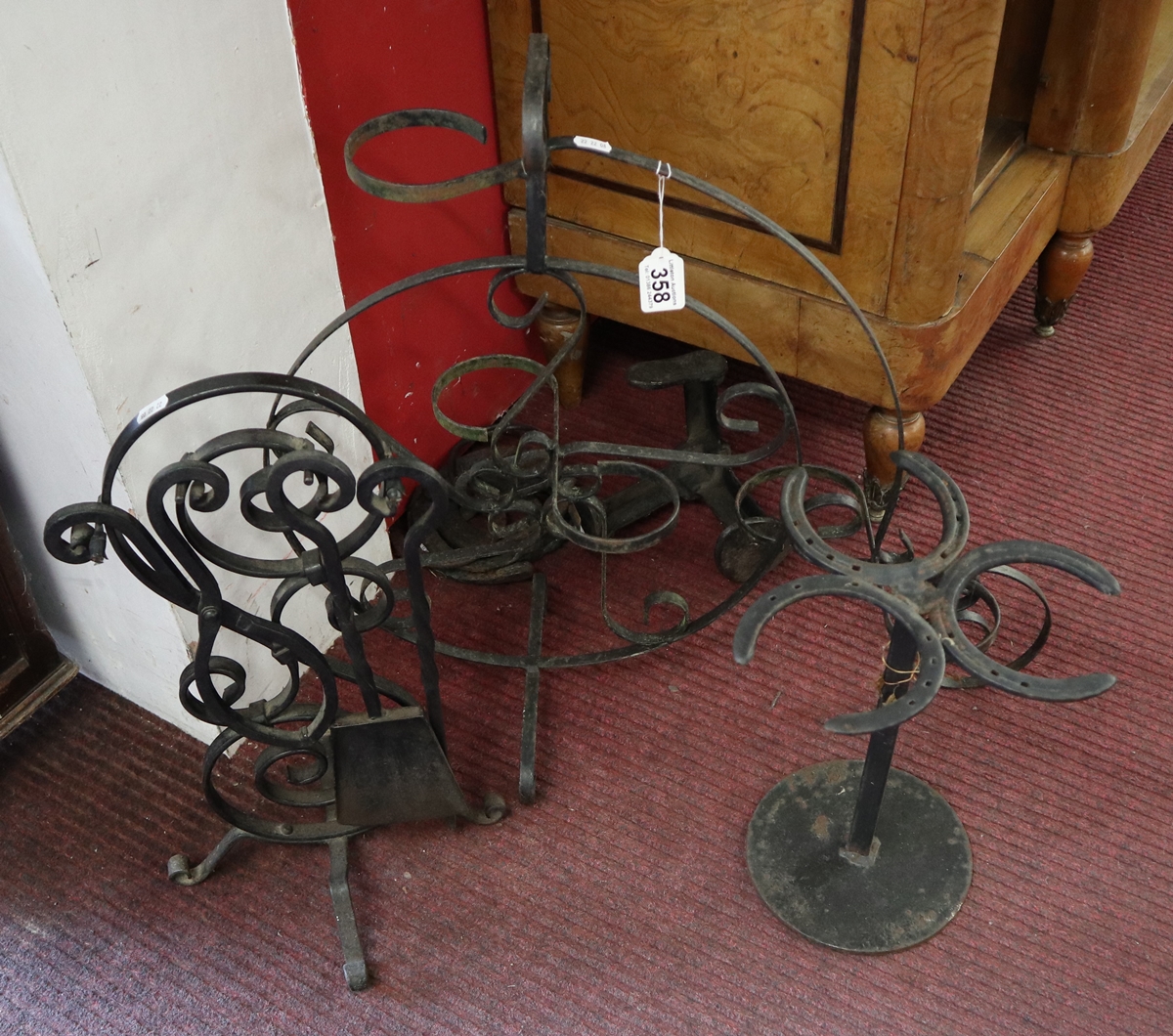 Collection of metalware to include companion set, cast iron shoe horn etc