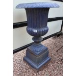 Large cast iron urn on plinth - H: 98cm