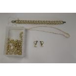 Collection of genuine and synthetic pearls