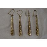 2 pairs of gold drop earrings - Weight approx: 3.2g